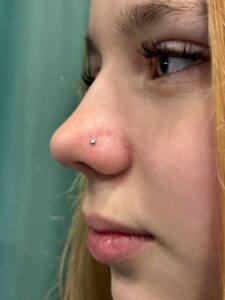 nosies nostril auskaro vėrimo nuotrauka