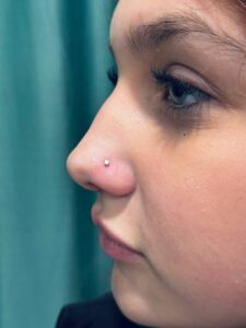 nosies nostril auskaro vėrimo nuotrauka