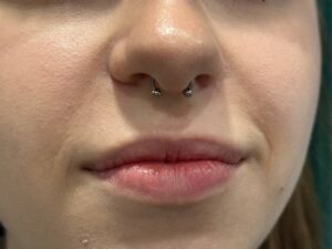 nosies septum auskaro vėrimo nuotrauka