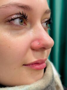 nosies nostril auskaro vėrimo nuotrauka