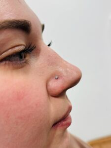 nosies nostril auskaro vėrimo nuotrauka
