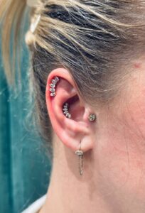 ausies auskarų vėrimo nuotrauka su keliais auskarais