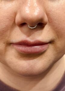 nosies septum auskaro vėrimo nuotrauka