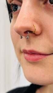 nosies septum auskaro vėrimo nuotrauka