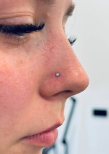 nosies nostril auskaro vėrimo nuotrauka